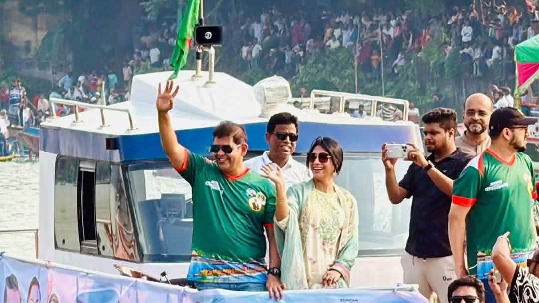 রূপগঞ্জে নৌকা বাইচে শীতলক্ষ্যার তীরে লাখো মানুষের ঢল